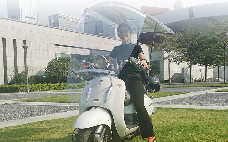 Techo solar que recarga la batería de una moto en marcha o estacionada